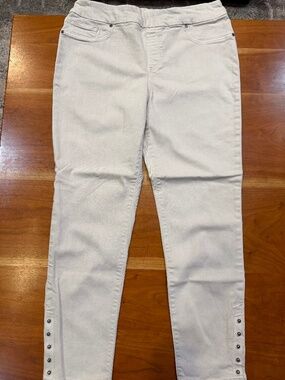 CHICOS OFF WHITE PULL ON JEGGING ANKLE PANTS